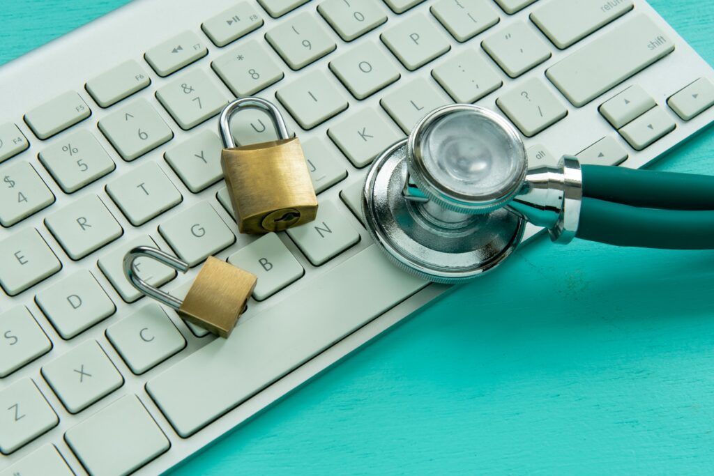 Le médecin et le clavier de son ordinateur